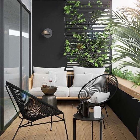 aménagement balcon noir et bois clair avec des plantes exotiques-1 canapé clair et deux fauteuils acapulco noirs