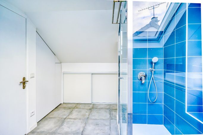 rénovation complète salle de bain bleu et blanc