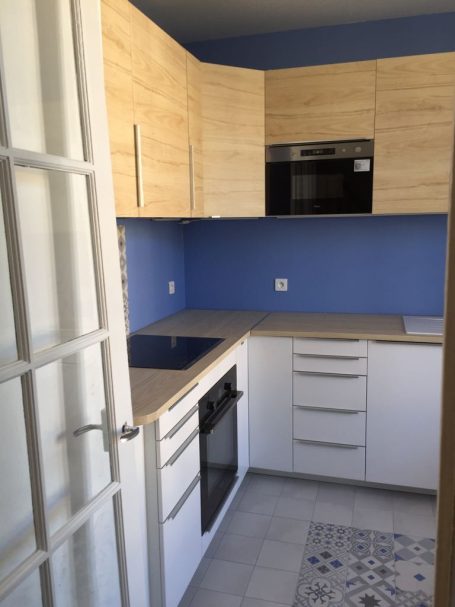 changement de cuisine IKEA blanche et bois clair avec mur couleur bleu