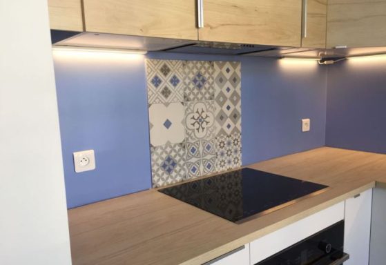 rénovation cuisine avec crédence dessus de plaque vitro en carrelage Leroy Merlin imitation carreaux de ciment gris et bleu