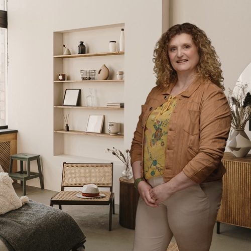 Linda Yakoub - Décoratrice d'intérieur donne conseil decoration interieur à Mouroux dans un salon aux couleurs claires, naturelles et chaleureuses avec mélange de peinture beige et bois clair.